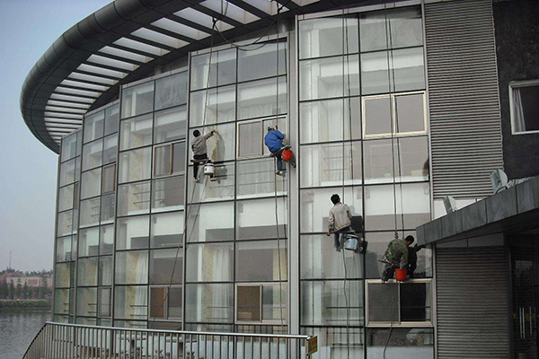 沈陽幕墻分享裝修中玻璃幕墻是如何安裝和維護的?